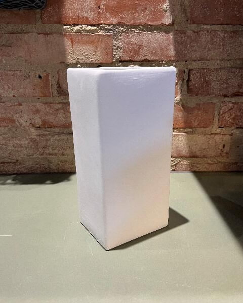 Firkantet vase mål: H22 cm. 339 kr.